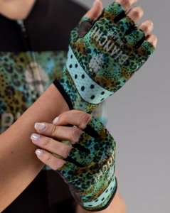 remasterd-gloves-woman-2.jpg