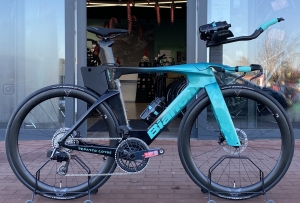       Bianchi Aquila RC Aero Disc ... TT Triathlon ... Sram Force AXS E1 ... Model 2026 ... Rozmiar S, M, L