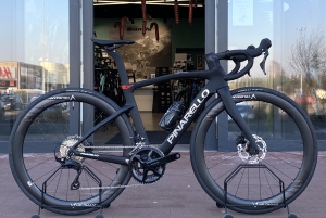            Pinarello F1 Disc ... Shimano 105 ... Koła Velomann 50 Carbon ... ROWER NOWY ... Model 2026