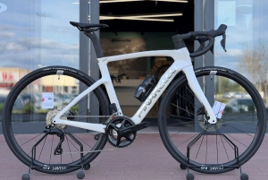 Pinarello F3 Disc ... Shimano 105 Di2 ... Alabaster White Shiny ... ROWER NOWY ... Model 2026